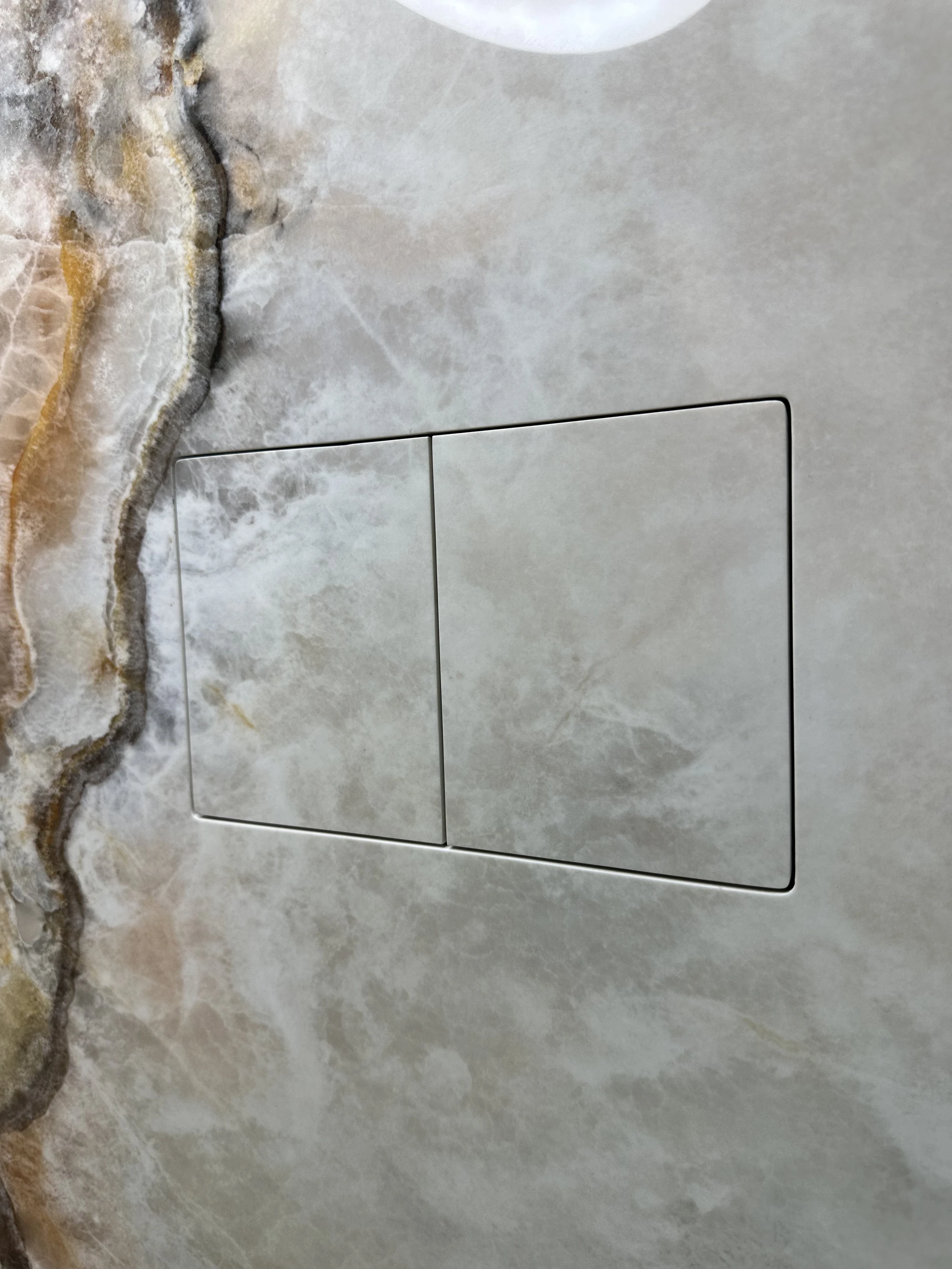 Pulsador EDPLIT M4 vista instalado en baño